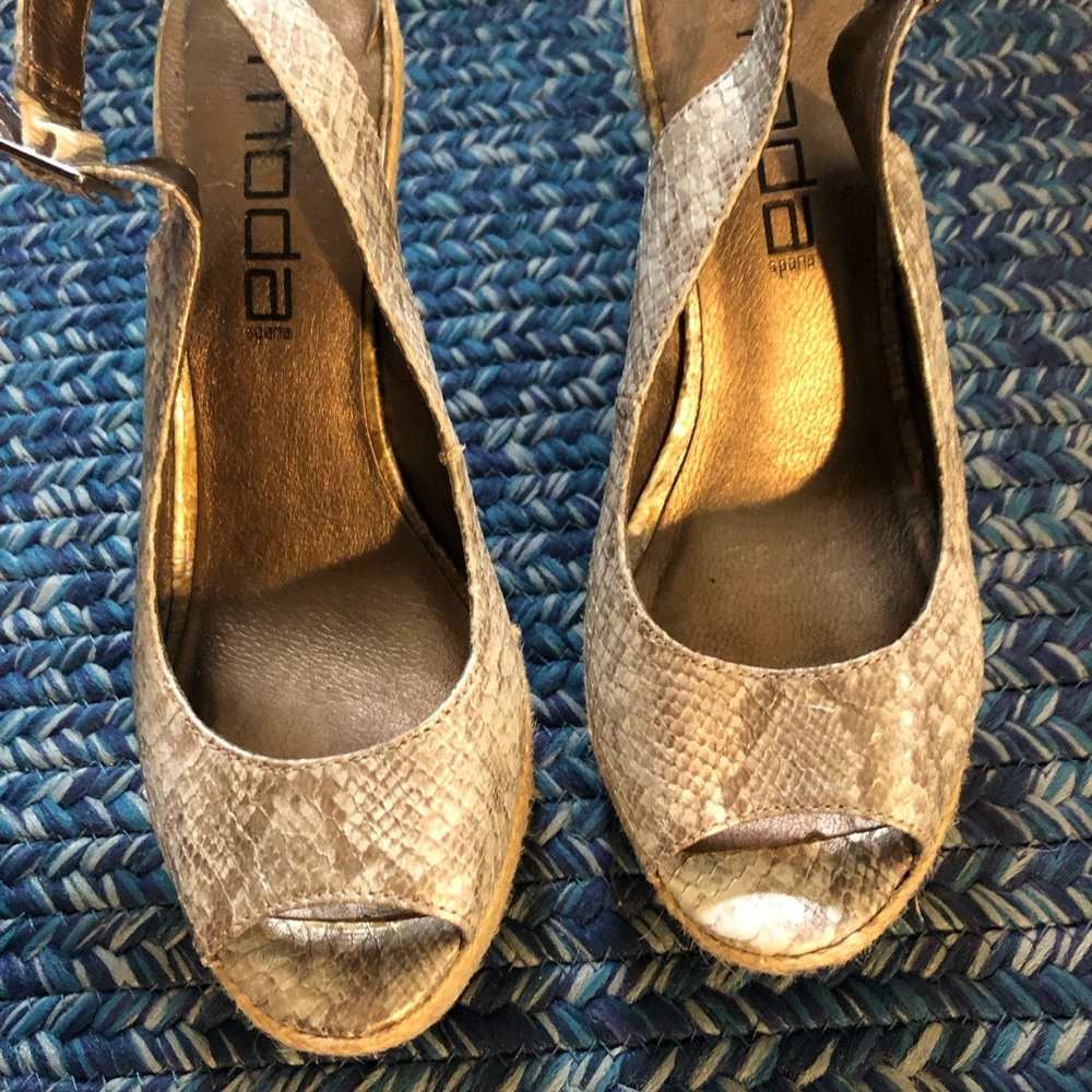 Moda size 6, silver sandals, wedge/platform style